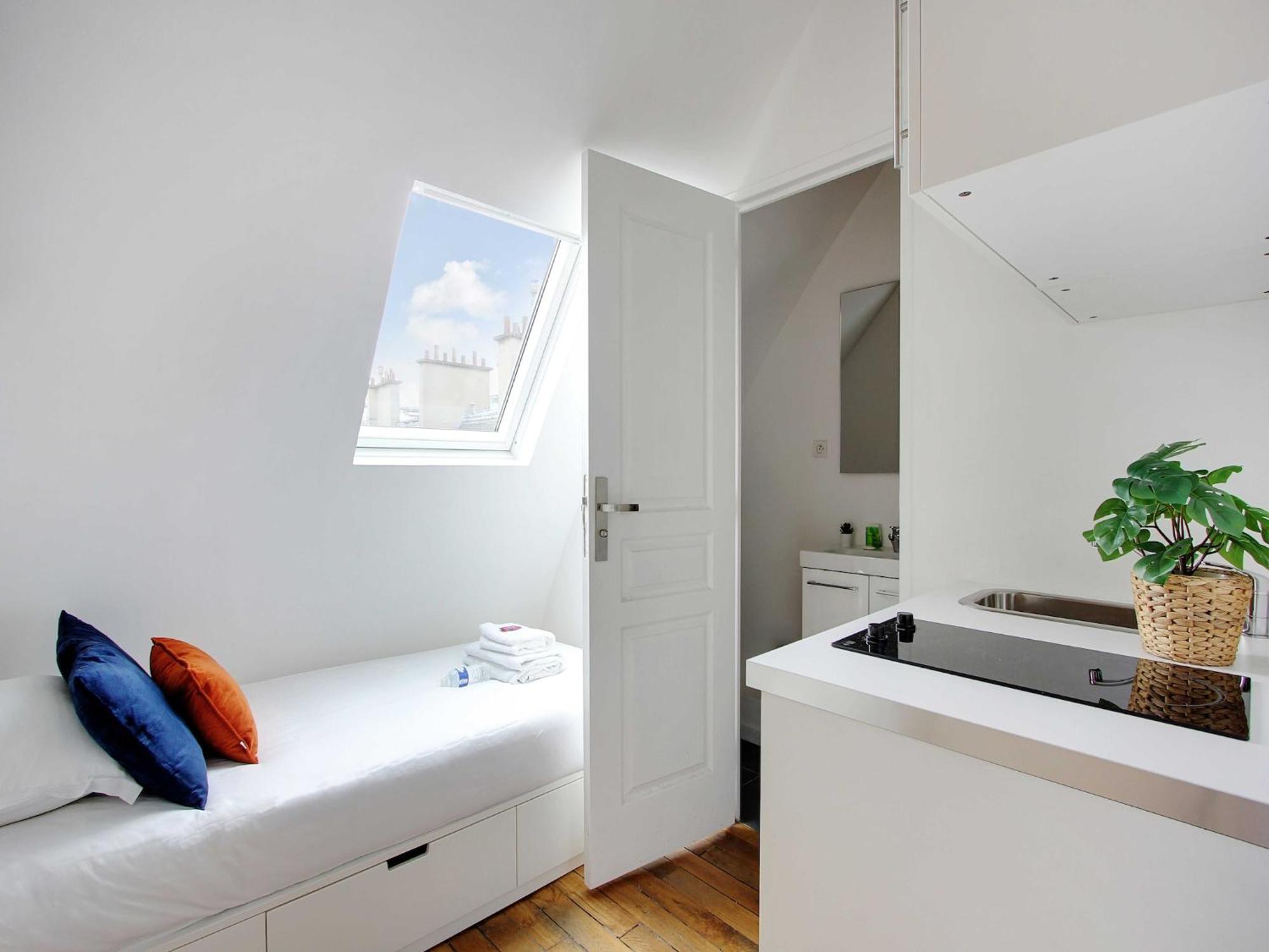 Bedroom 2 - Place Victor Hugo Trocadero - Bail Mobilite *